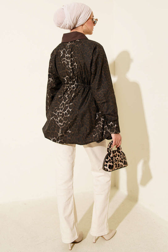 معطف ترنش بنقشة جلد النمر مع حاشية مطاطية مخفية، بني