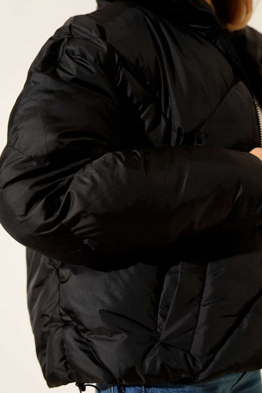 جاكيت أسود قصير مبطن بحافة مطاطية