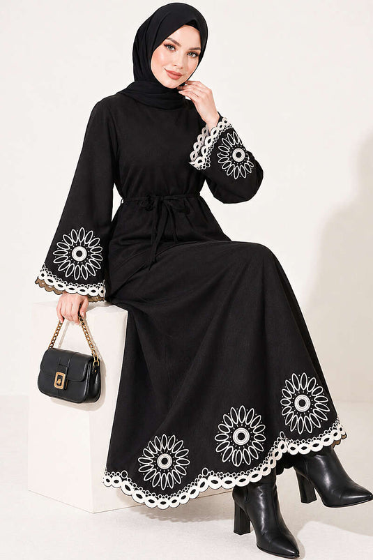 Ensemble Jupe Noire Brodée À L'ourlet Et Aux Poignets