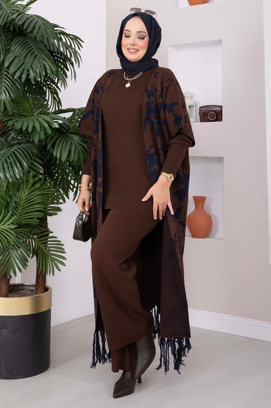 طقم ثلاثي من الصوف مع سترة بنقوش إيقونية بني