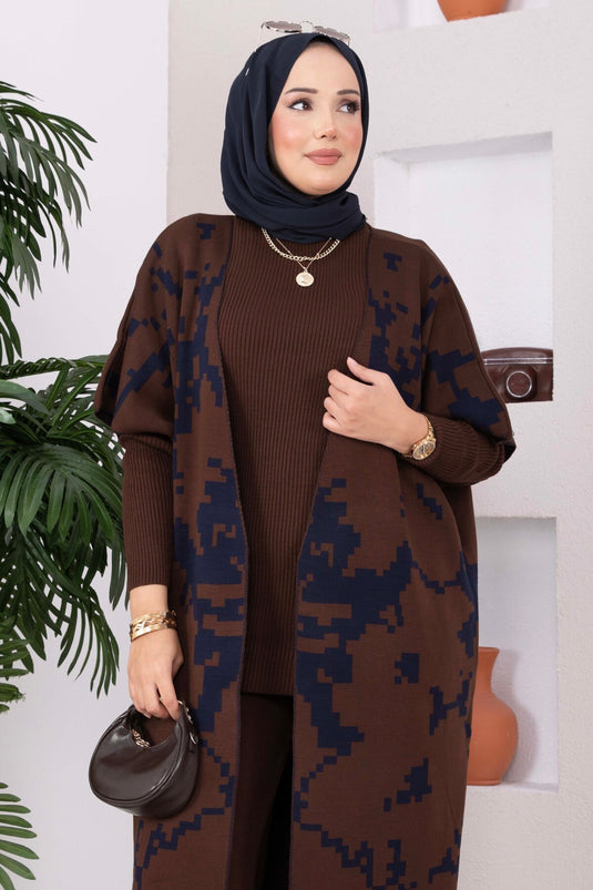 طقم ثلاثي من الصوف مع سترة بنقوش إيقونية بني