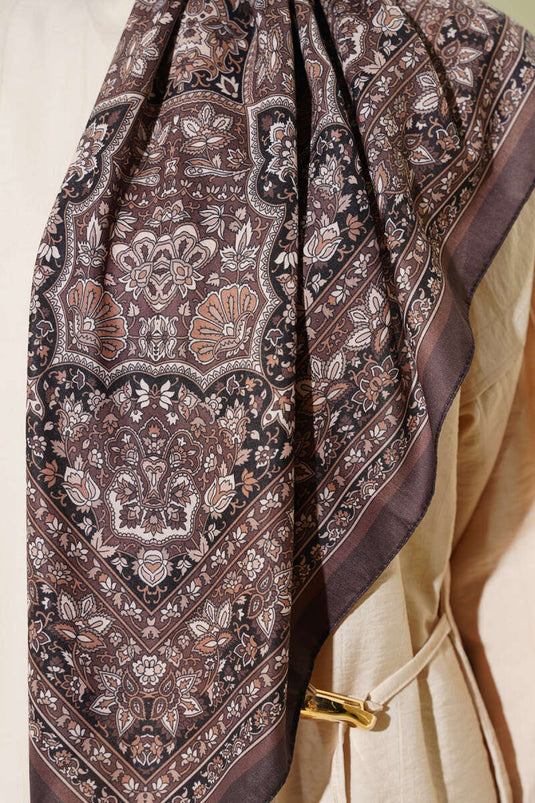 Foulard à rayures ethniques marron foncé