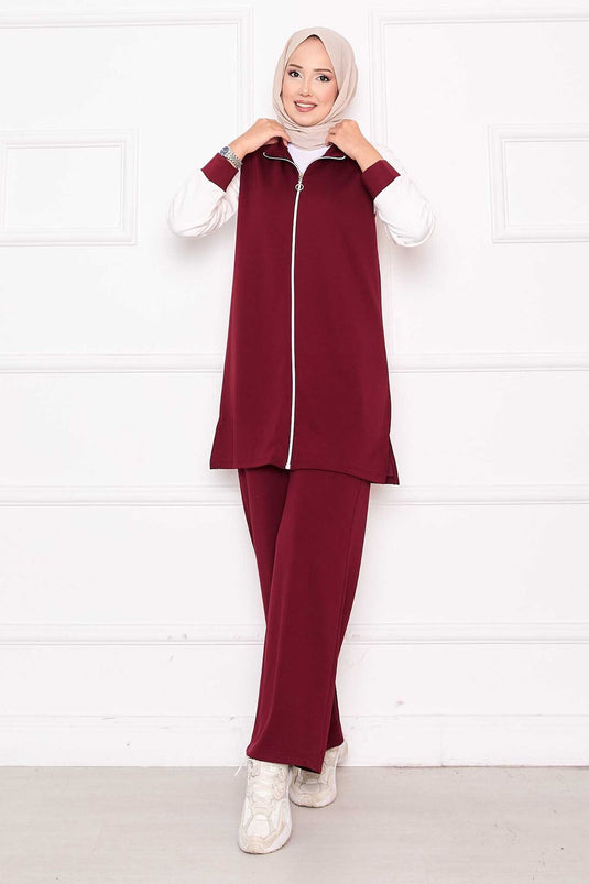 بدلة رياضية مكونة من قطعتين بسحاب ومزينة باللون الأحمر الداكن