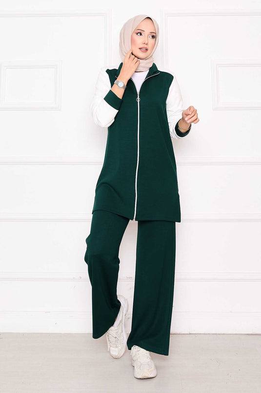 بدلة رياضية من قطعتين بسحاب ومزينة باللون الزمردي