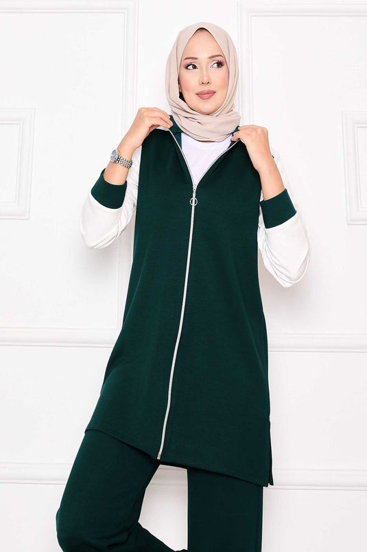 بدلة رياضية من قطعتين بسحاب ومزينة باللون الزمردي