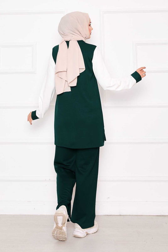 بدلة رياضية من قطعتين بسحاب ومزينة باللون الزمردي