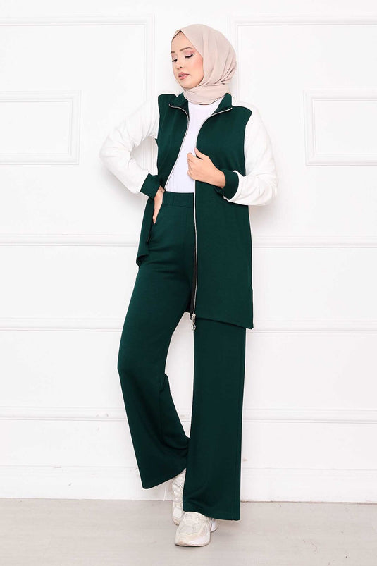 بدلة رياضية من قطعتين بسحاب ومزينة باللون الزمردي