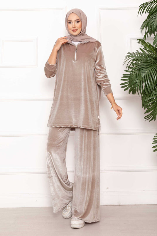 بدلة من قطعتين مخملية من المنك مع تفاصيل سحاب