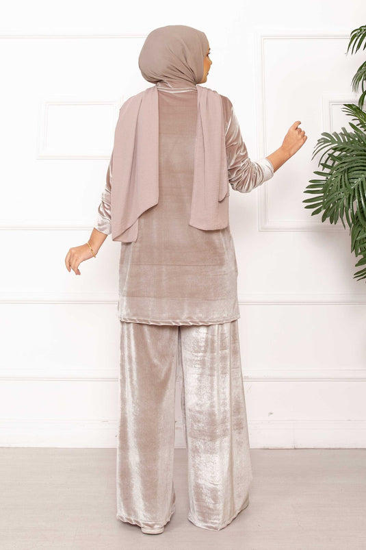 بدلة من قطعتين مخملية من المنك مع تفاصيل سحاب