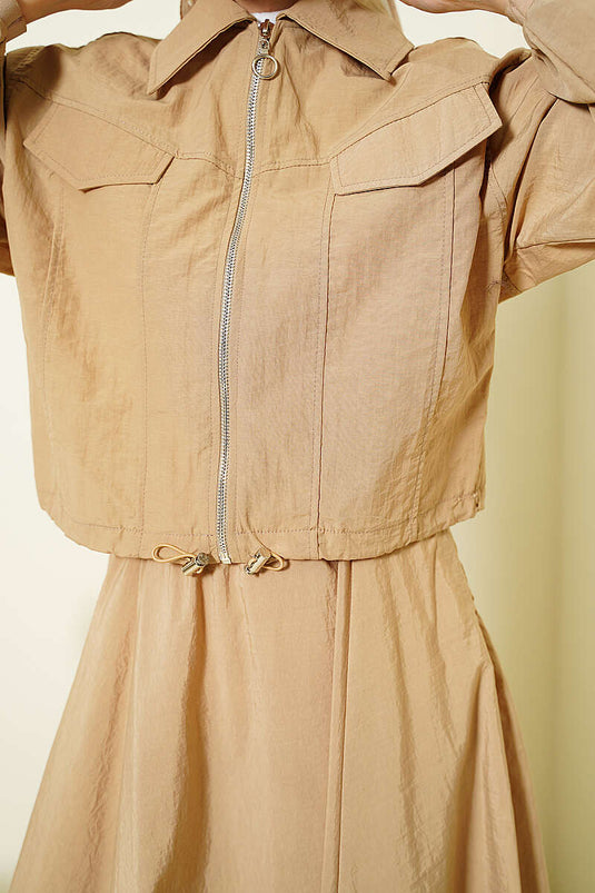 Zweiteiliger Anzug mit Reißverschlussjacke und Rock aus Fallschirmstoff, Beige