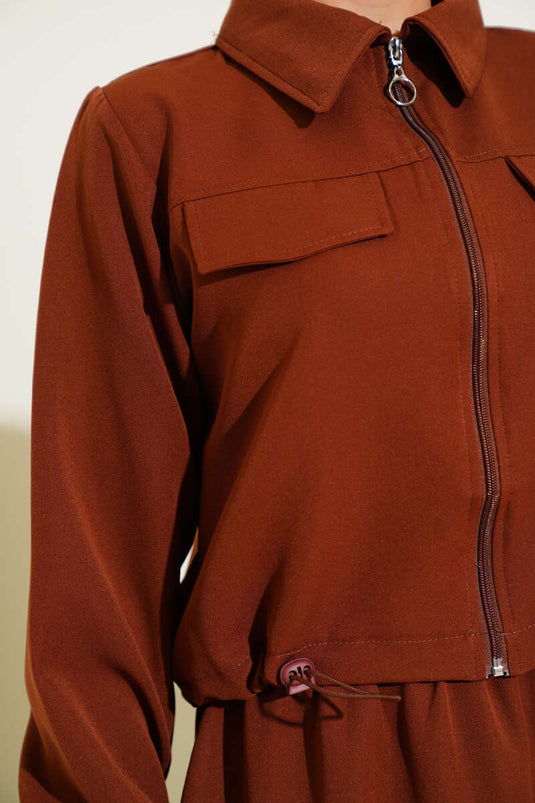 Completo doppio due pezzi con gonna, tasca con zip, colore marrone