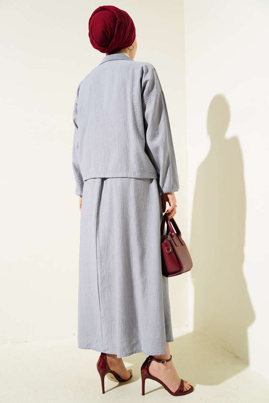 Ensemble deux pièces gris avec jupe à rabat et poches zippées