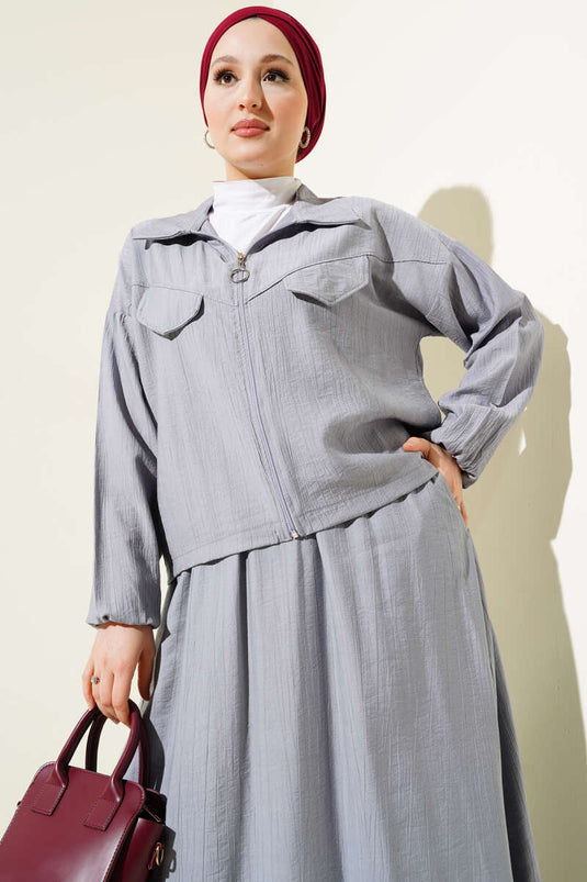 Ensemble deux pièces gris avec jupe à rabat et poches zippées