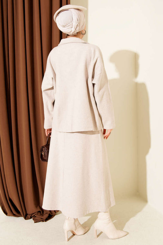 Ensemble deux pièces beige avec poches zippées et jupe en cachemire