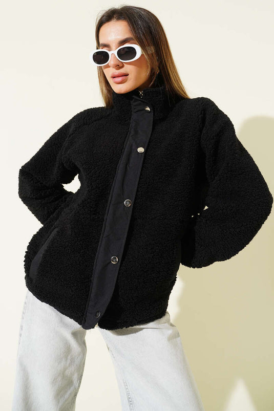 جاكيت أسود مخملي مزود بسحاب وأزرار كبس للإغلاق