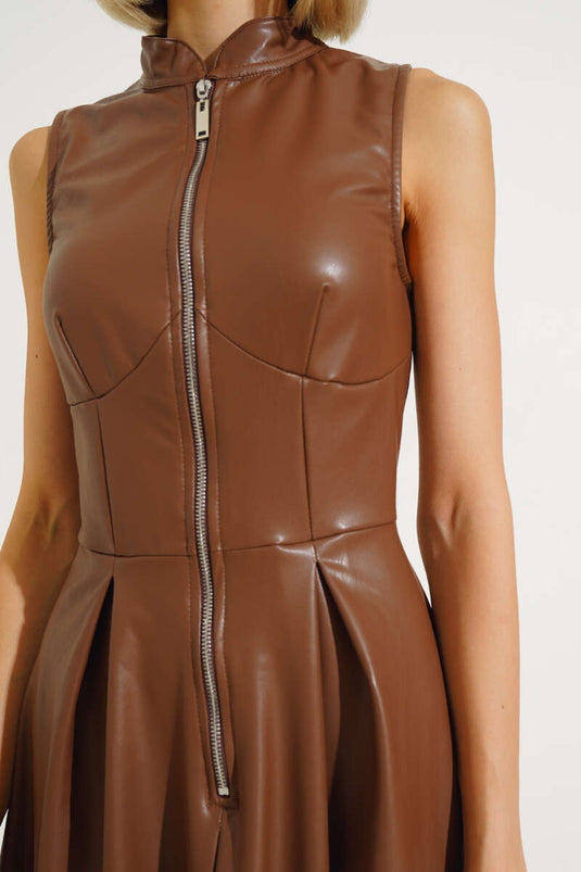Robe en cuir beige à manches zéro et fermeture éclair