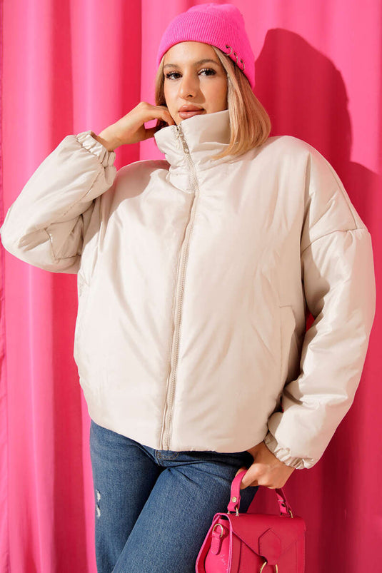 Chaqueta corta acolchada con cremallera en color piedra