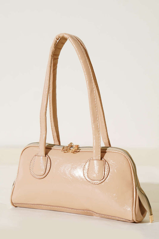 Sac à main en cuir verni couleur latte, à longue anse zippée