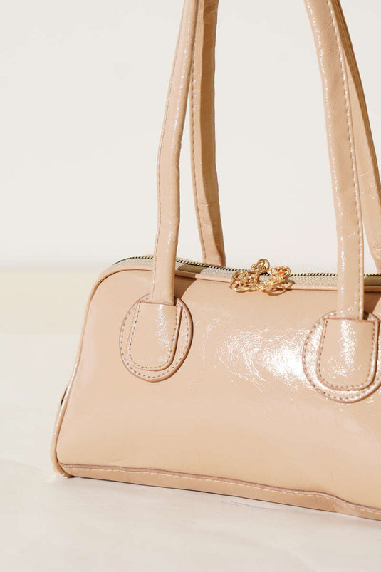 Sac à main en cuir verni couleur latte, à longue anse zippée