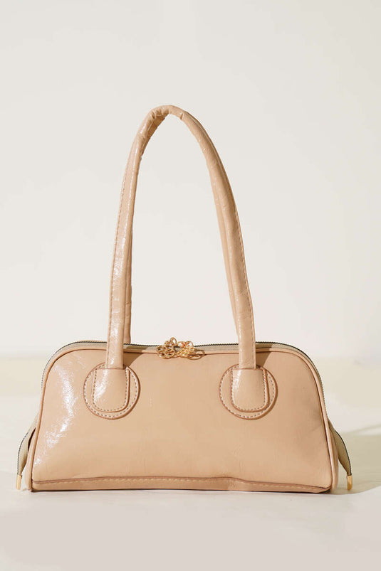 Sac à main en cuir verni couleur latte, à longue anse zippée