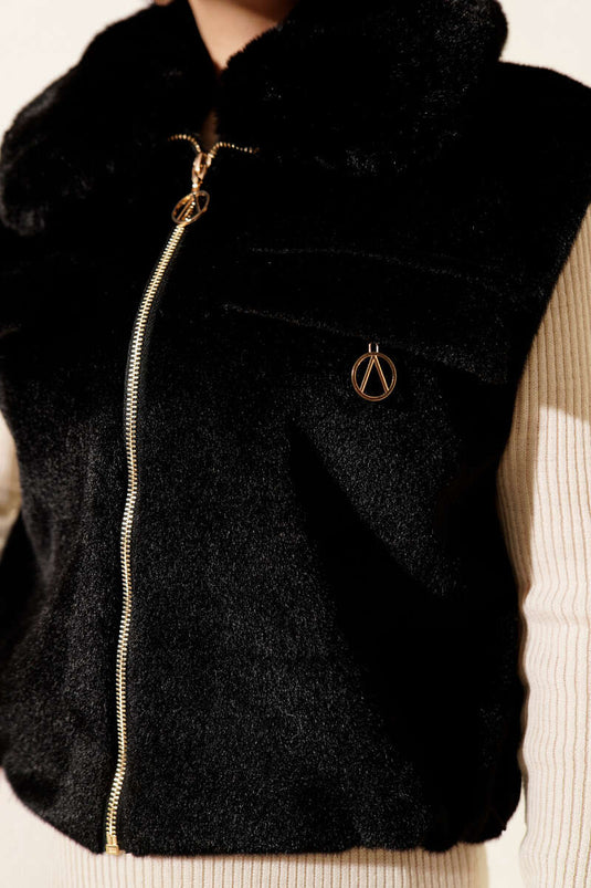 Schwarze, flauschige Kurzweste mit Reißverschlusskragen