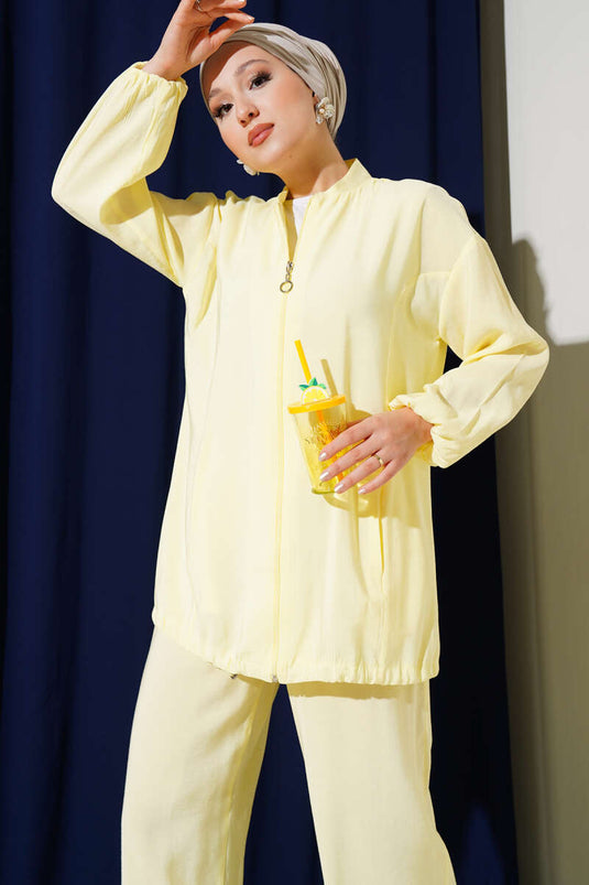 بدلة صفراء مكونة من قطعتين بسحاب وجيب جانبي