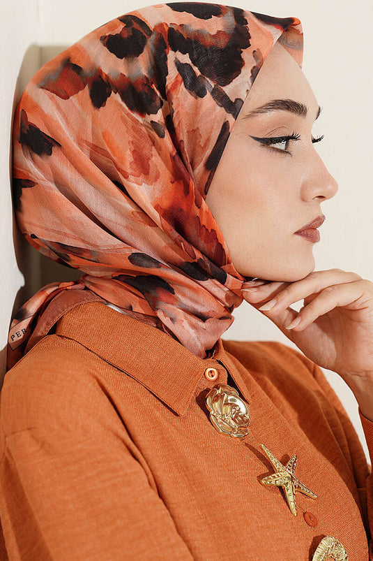 وشاح ناعم مزخرف بلون الجمل
