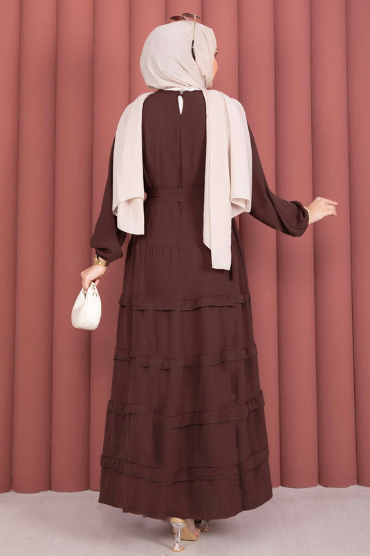 Robe de modest fashion avec ceinture amovible et détails à volants, couleur café
