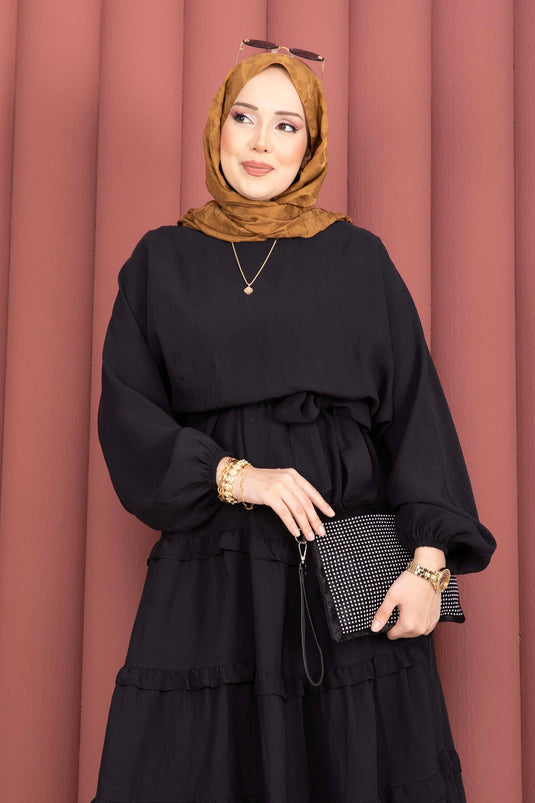 فستان محتشم بتفاصيل كشكش وحزام قابل للإزالة باللون الأسود