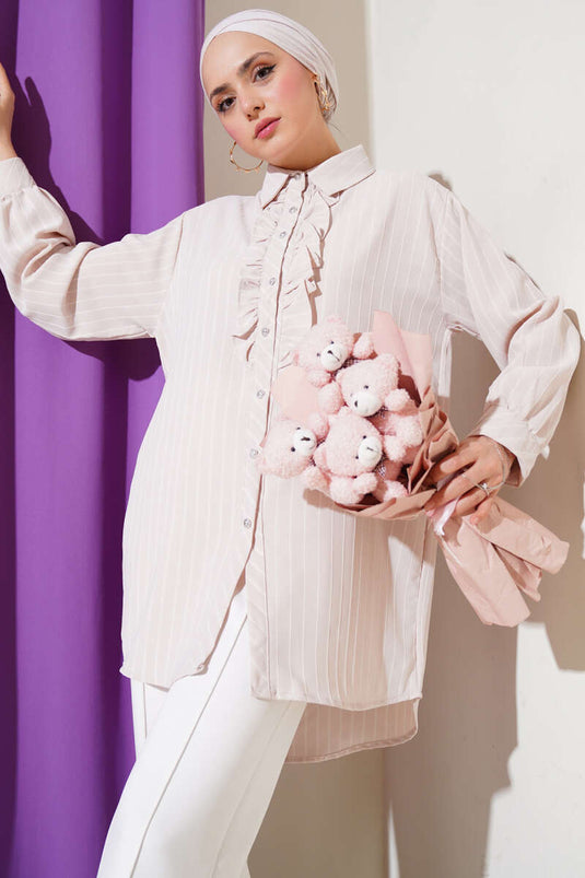 Chemise beige à rayures, boutons et volants, ornée de pierres