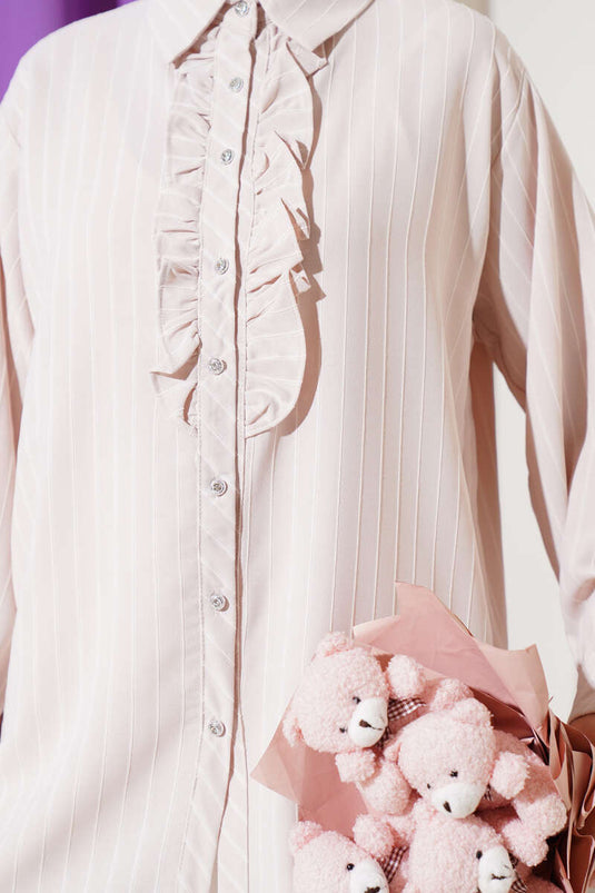 Chemise beige à rayures, boutons et volants, ornée de pierres