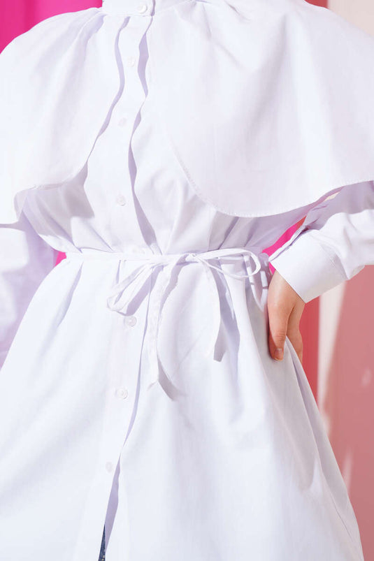 قميص أبيض بكشكشة وحزام حبلي