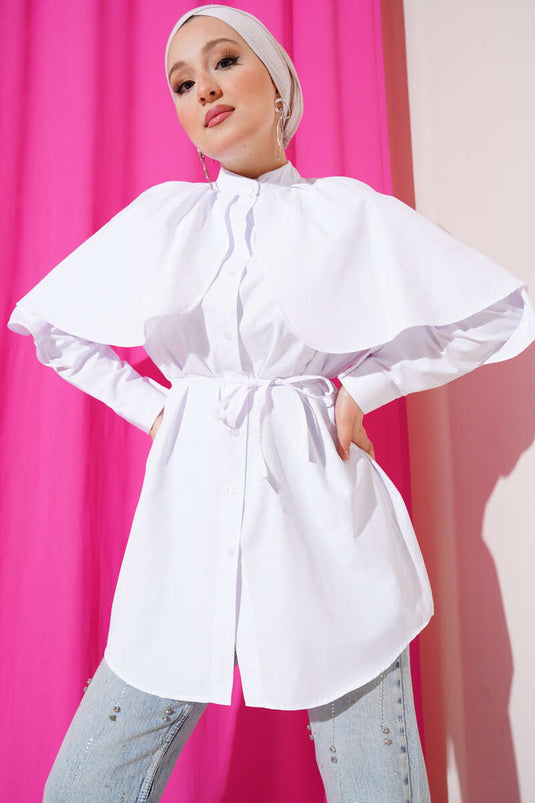 قميص أبيض بكشكشة وحزام حبلي