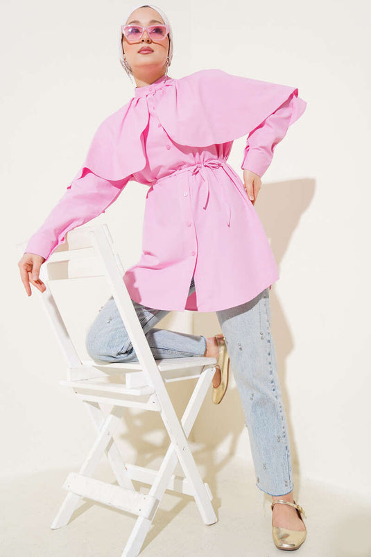 قميص وردي اللون مع حزام وحبل وكشكشة