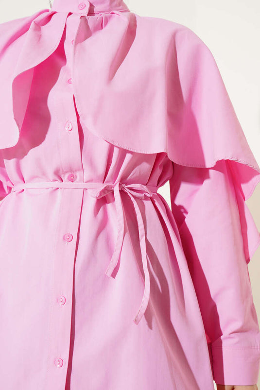 قميص وردي اللون مع حزام وحبل وكشكشة