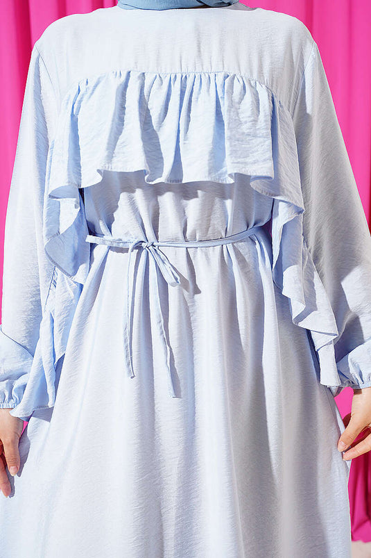 Robe bleue avec ceinture à cordon et bande à volants