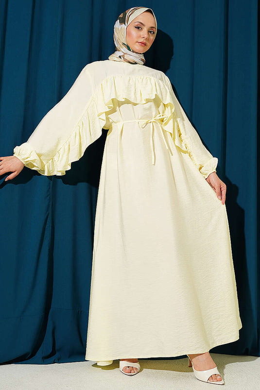 Robe jaune avec ceinture à cordon et bandes à volants