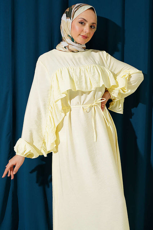 Robe jaune avec ceinture à cordon et bandes à volants