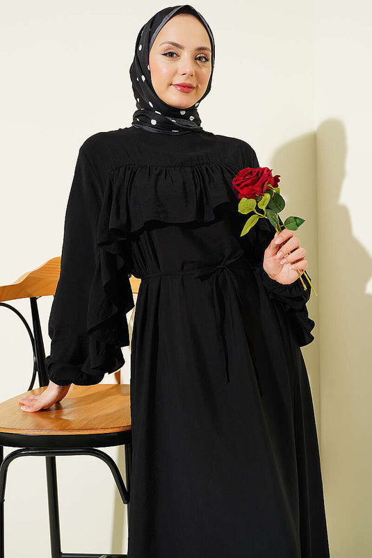 Robe noire à ceinture cordelette avec volants et bandes