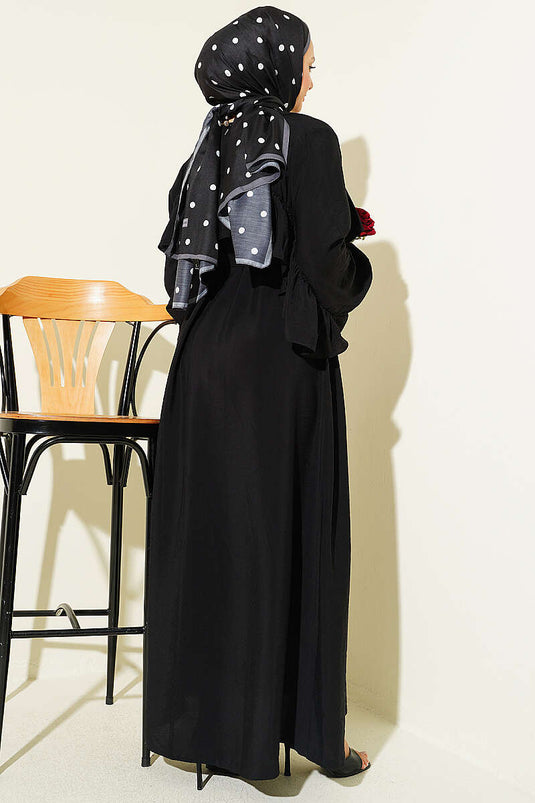 Robe noire à ceinture cordelette avec volants et bandes