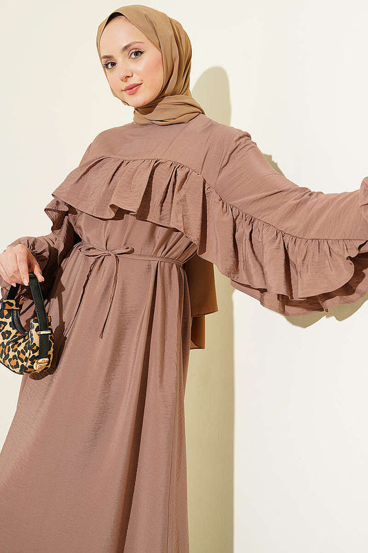Robe ceinturée à cordon avec ruban volanté couleur vison