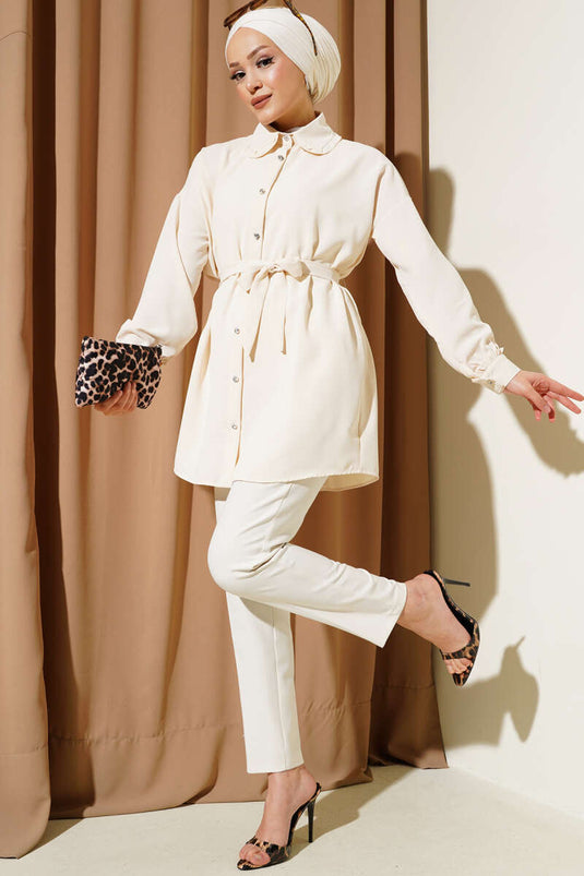Beige blouse met babykraag en ceintuur, met ruches