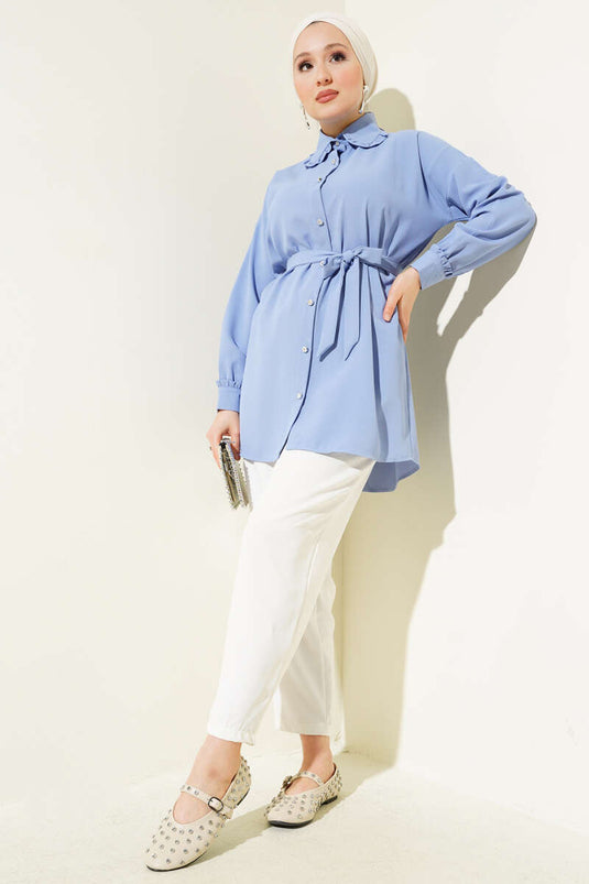 Hemd mit Rüschenkragen und Gürtel in Blau