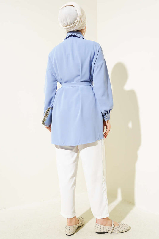 Hemd mit Rüschenkragen und Gürtel in Blau