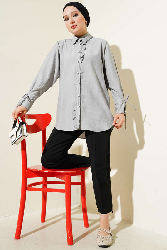 Chemise à volants et lien à la cheville grise