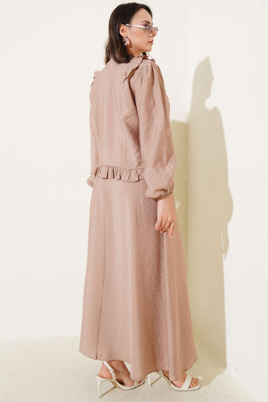 طقم لاتيه مكون من قطعتين مزين بالكشكشة وأزرار وتنورة