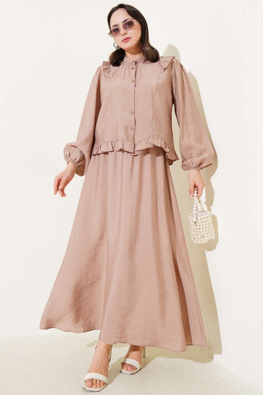 طقم لاتيه مكون من قطعتين مزين بالكشكشة وأزرار وتنورة