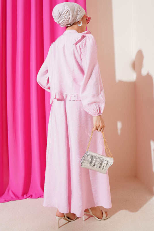 Costume deux pièces à volants et jupe boutonnée rose