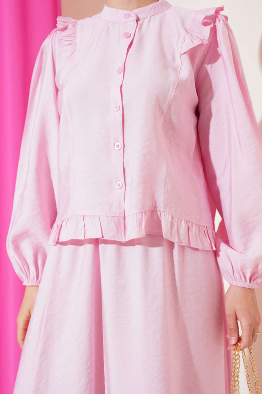 Costume deux pièces à volants et jupe boutonnée rose