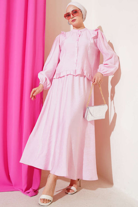 Costume deux pièces à volants et jupe boutonnée rose